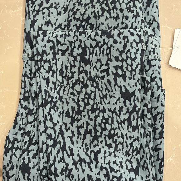 Athleta Salutation Stash II Pocket Tight 7/8 Green Black Print - Picture 10 of 10